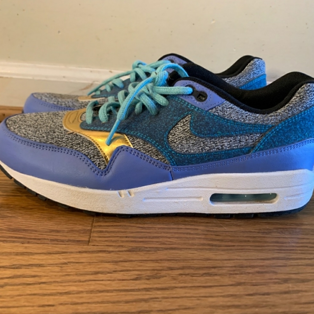 NIKE AIR MAX